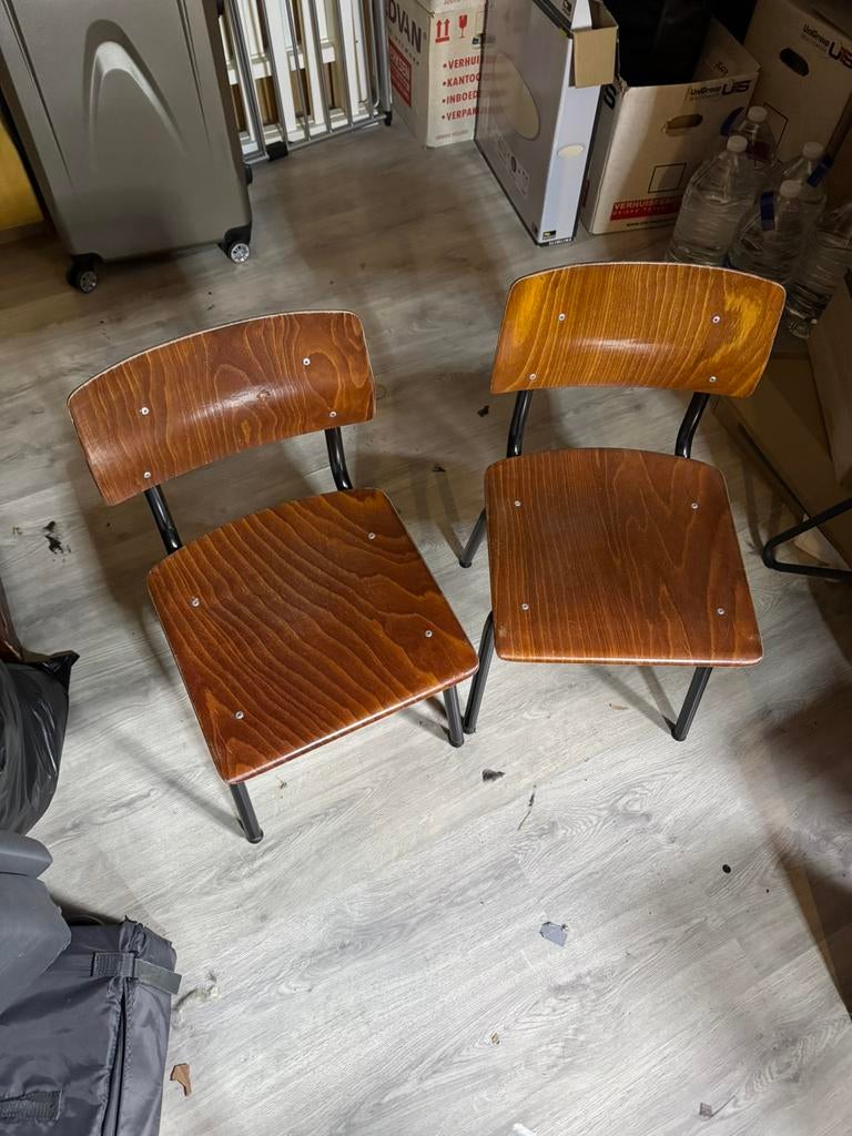 Vintage houten schoolstoeltjes met zwarte poten (2 stuks), Huis en Inrichting, Stoelen, Ophalen, Gebruikt, Twee, Bruin
