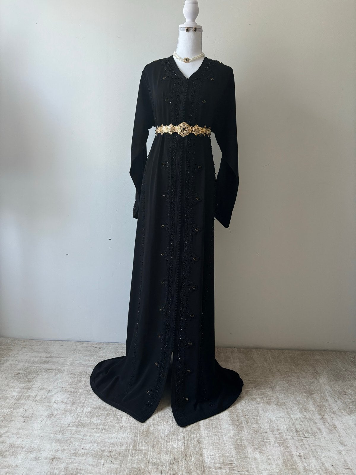 Elegante Zwarte kaftan te HUUR,met Gouden Details, Ophalen, Zo goed als nieuw, Maat 38/40 (M), Zwart