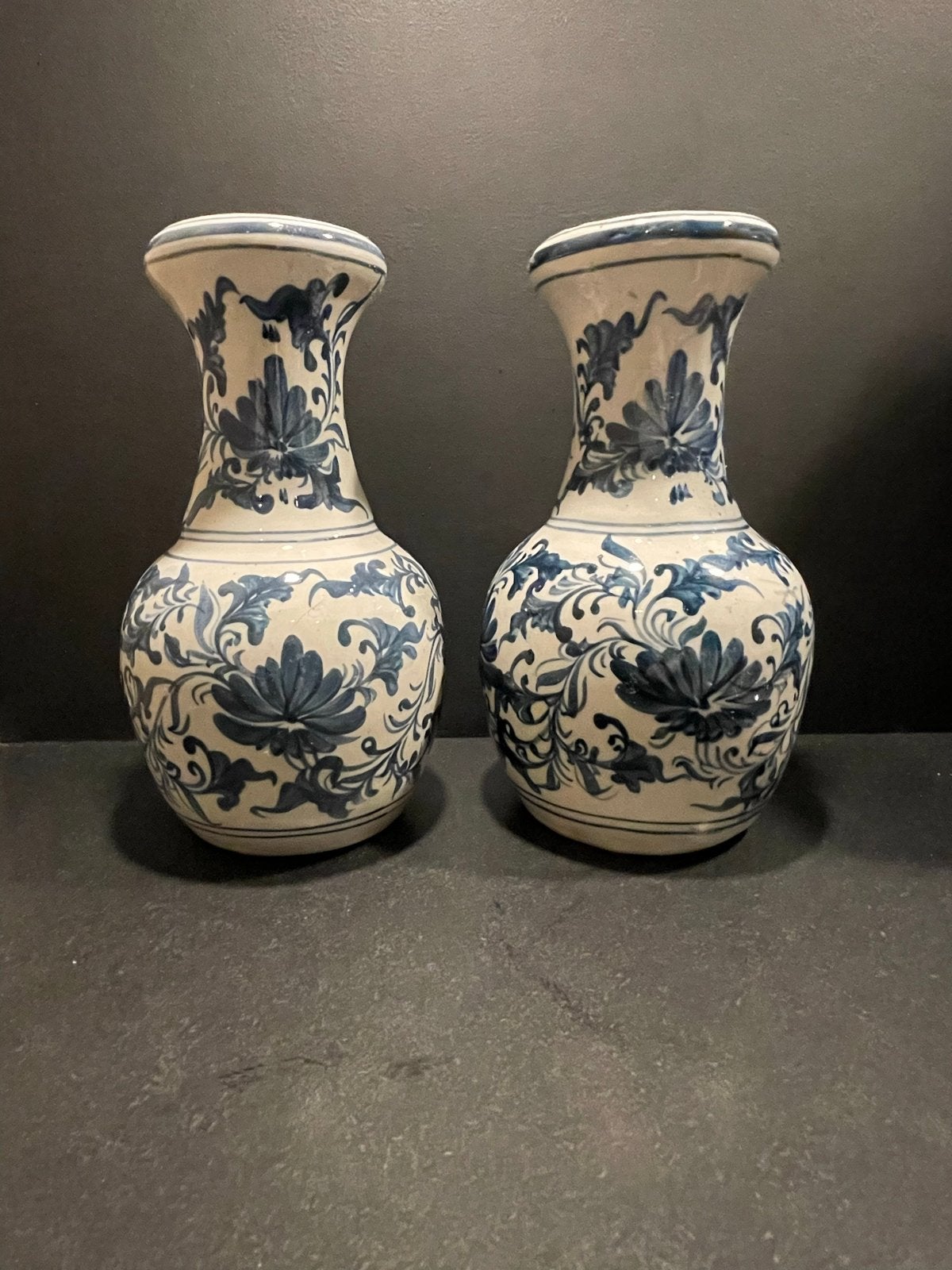 Set van 2 handgeschilderde blauw-witte porseleinen vazen, Antiek en Kunst, Ophalen of Verzenden