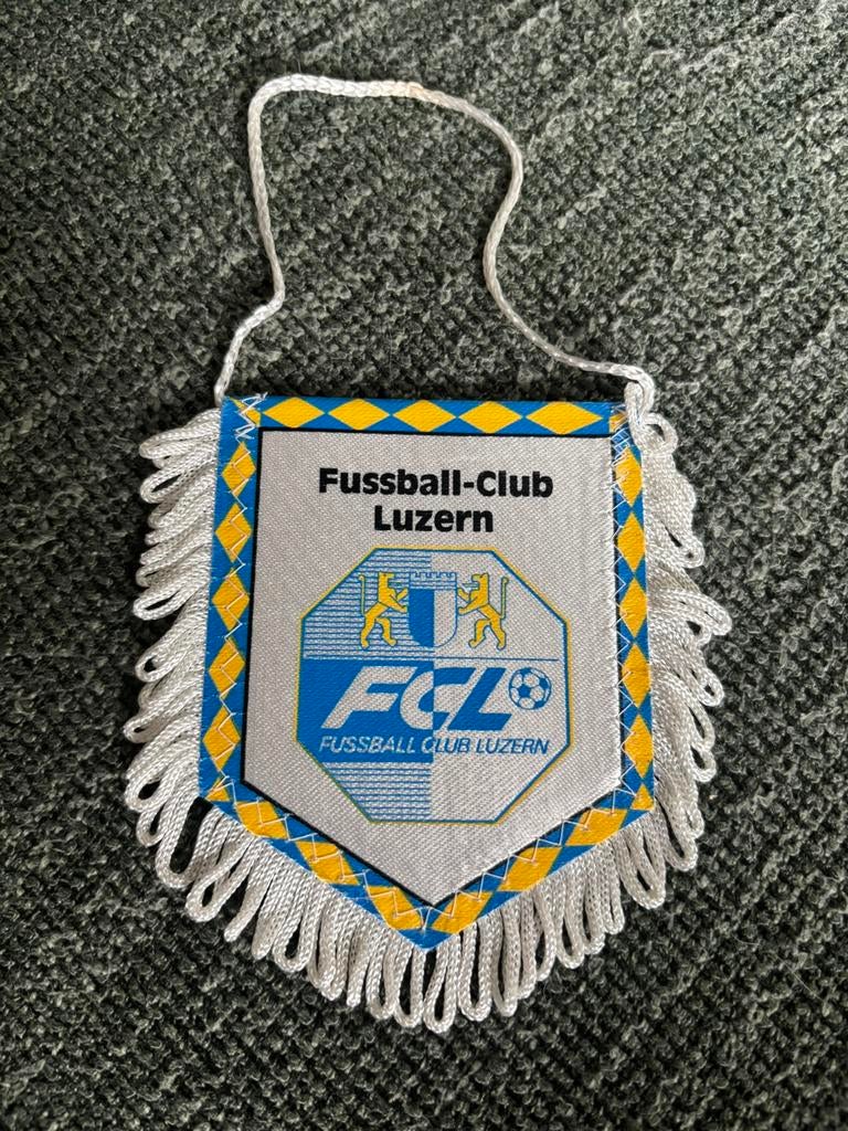 FC Luzern vaantje, Ophalen of Verzenden, Zo goed als nieuw, Buitenlandse clubs, Vaantje of Sjaal