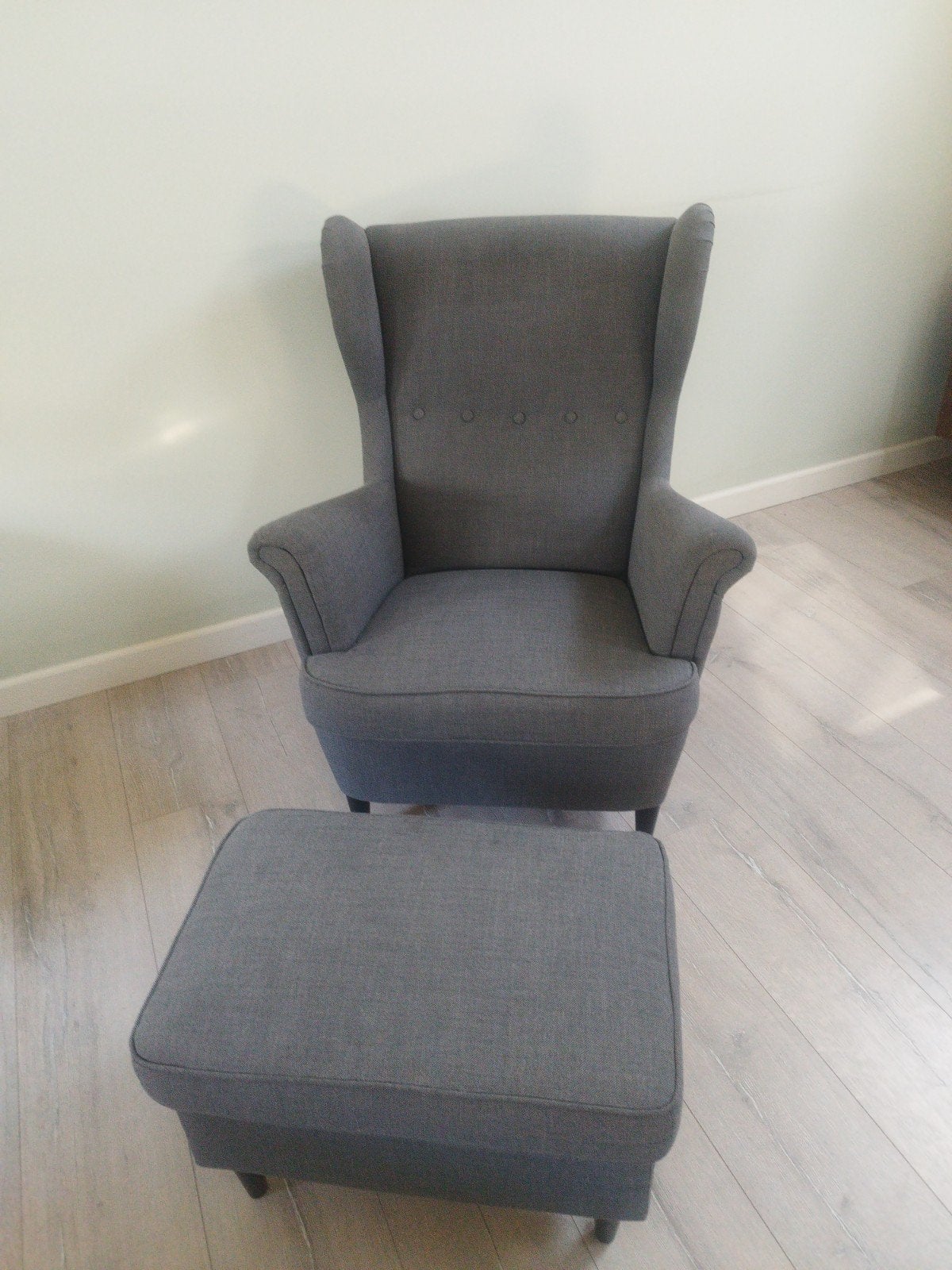 IKEA Strandmon Fauteuil met voetenbank - Donkergrijs, Huis en Inrichting, Fauteuils, Ophalen, Modern, Scandinavisch, 75 tot 100 cm
