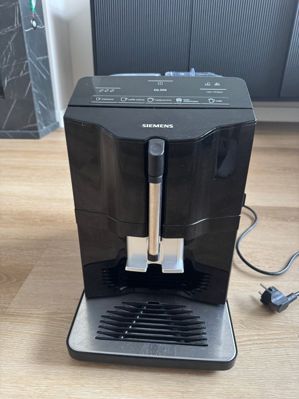 Siemens EQ 300 volautomatisch koffiemachine, Witgoed en Apparatuur, Ophalen, Afneembaar waterreservoir, 10 kopjes of meer, Koffiemachine