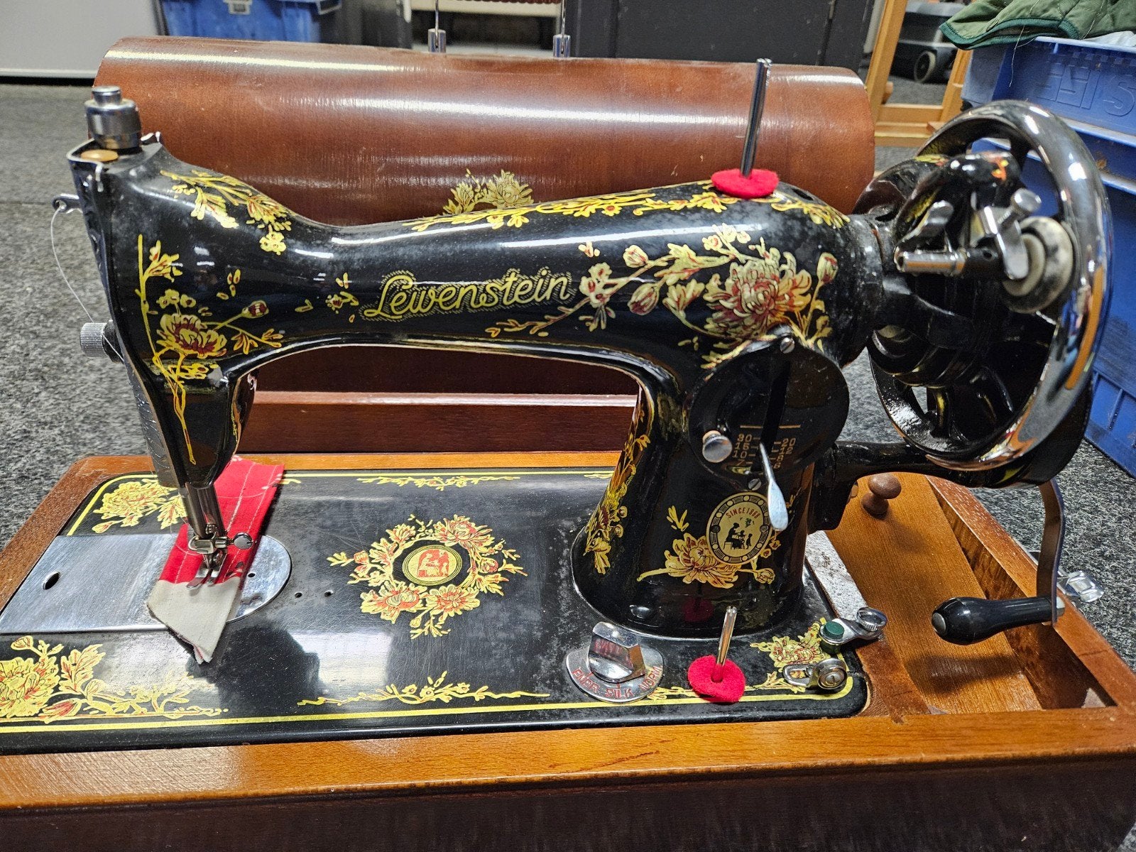 Antieke Lewenstein Naaimachine met Houten Kap, Ophalen