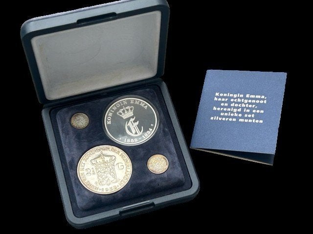 Luxe Zilver set 'Koningin Emma, haar echtgenoot en dochter', Postzegels en Munten, Ophalen of Verzenden, Koningin Wilhelmina, Setje