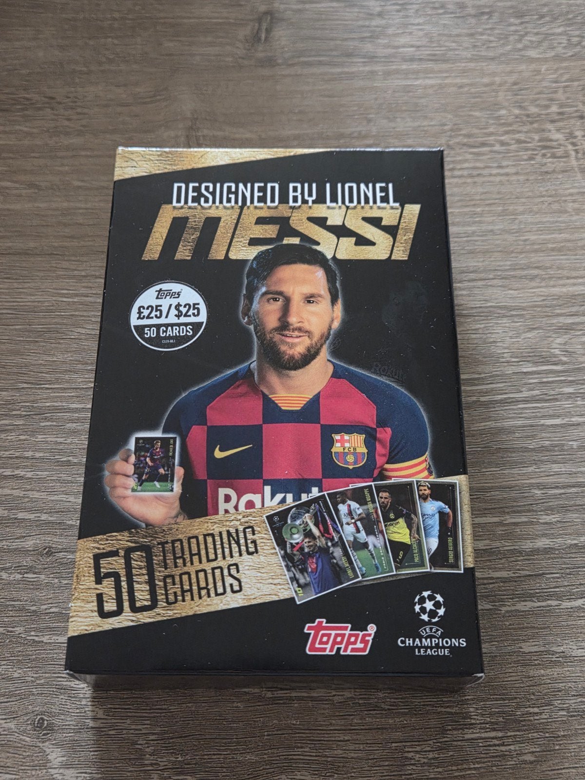 Topps Messi box - Designed by Lionel Messi, Ophalen of Verzenden, Nieuw, Buitenlandse clubs, Poster, Plaatje of Sticker