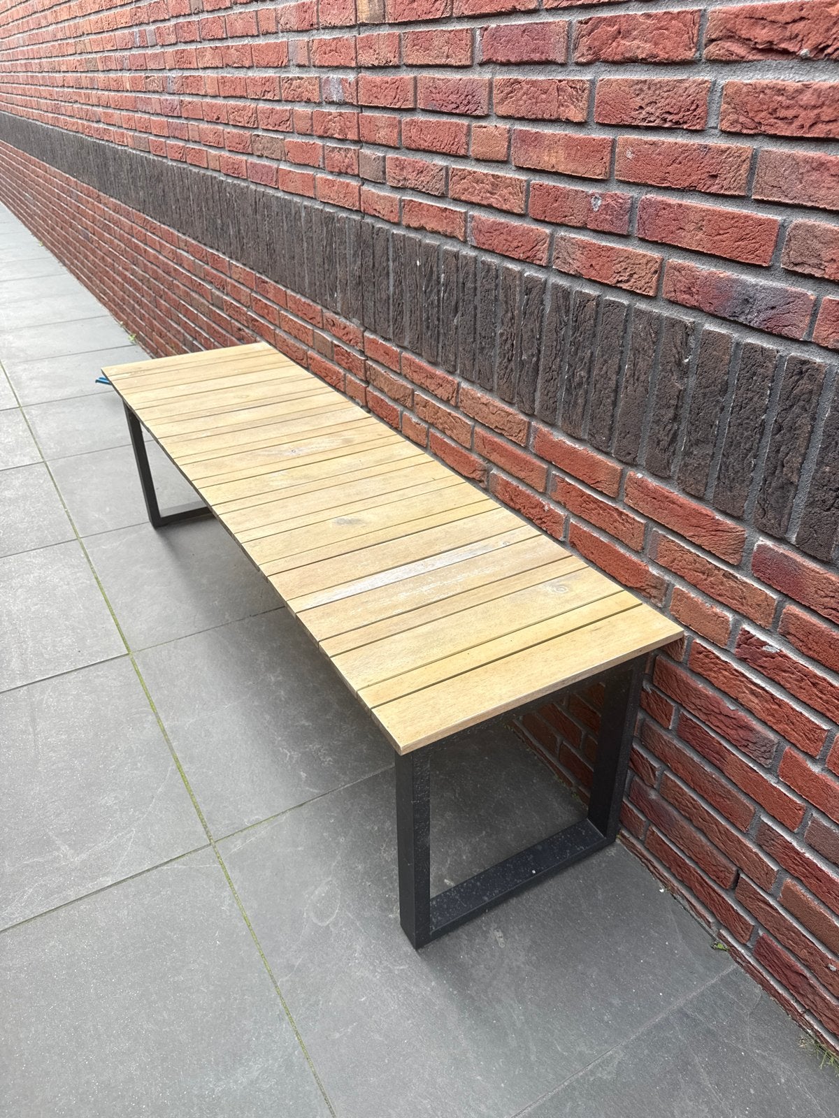 Houten tuinbank met metalen onderstel, Tuin en Terras, Ophalen of Verzenden, Gebruikt, Hout