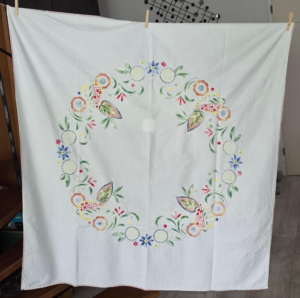 Tafelkleed met geborduurde bloemen, afm 125 x 120 cm, Ophalen of Verzenden, Gebruikt, Rechthoek, Binnen