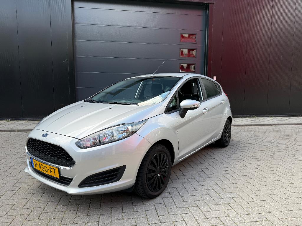 Ford Fiësta 1.25 60KW 5DR 2016 Grijs, Auto's, Voorwielaandrijving, Stof, USB, Bedrijf