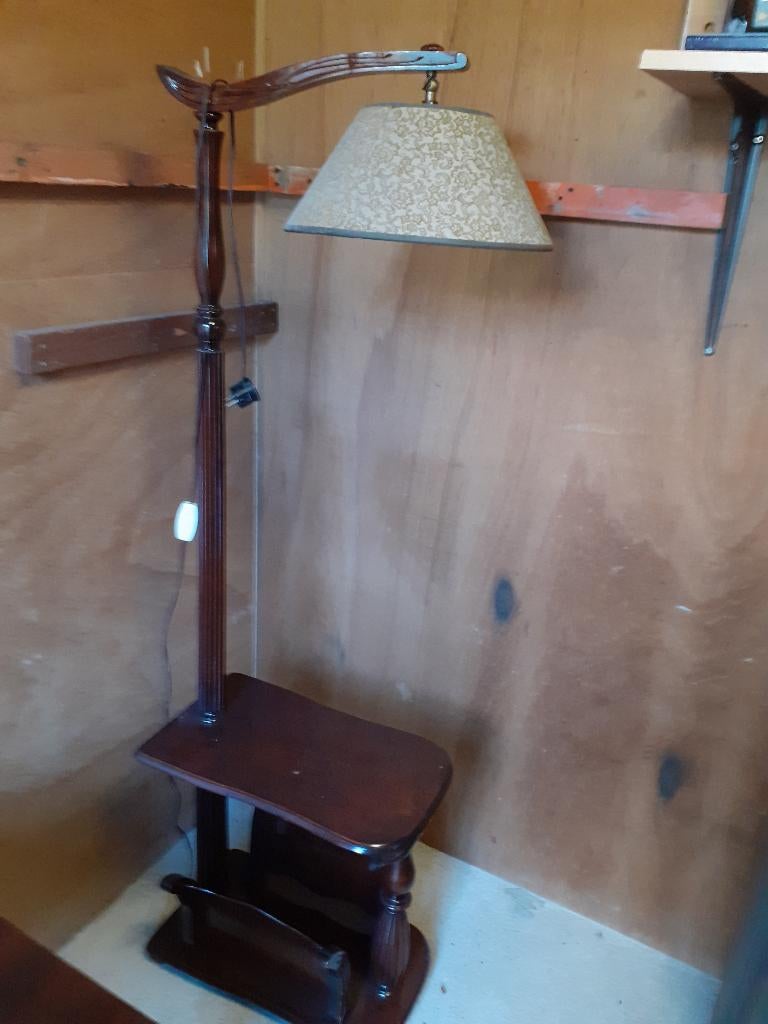 Krantenbak-tafeltje-schemerlamp, Ophalen