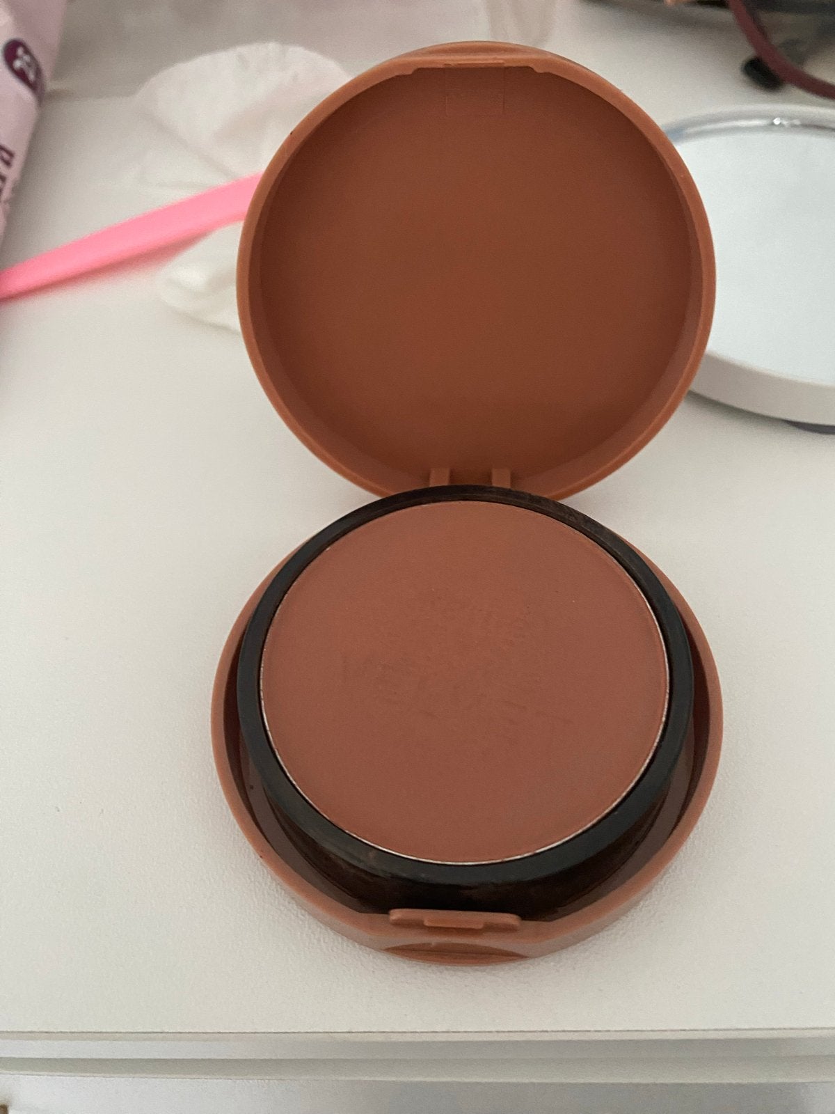 Gebruikte bronzer met spiegel en kwastje, Gebruikt, Bruin, Gehele gezicht, Ophalen of Verzenden