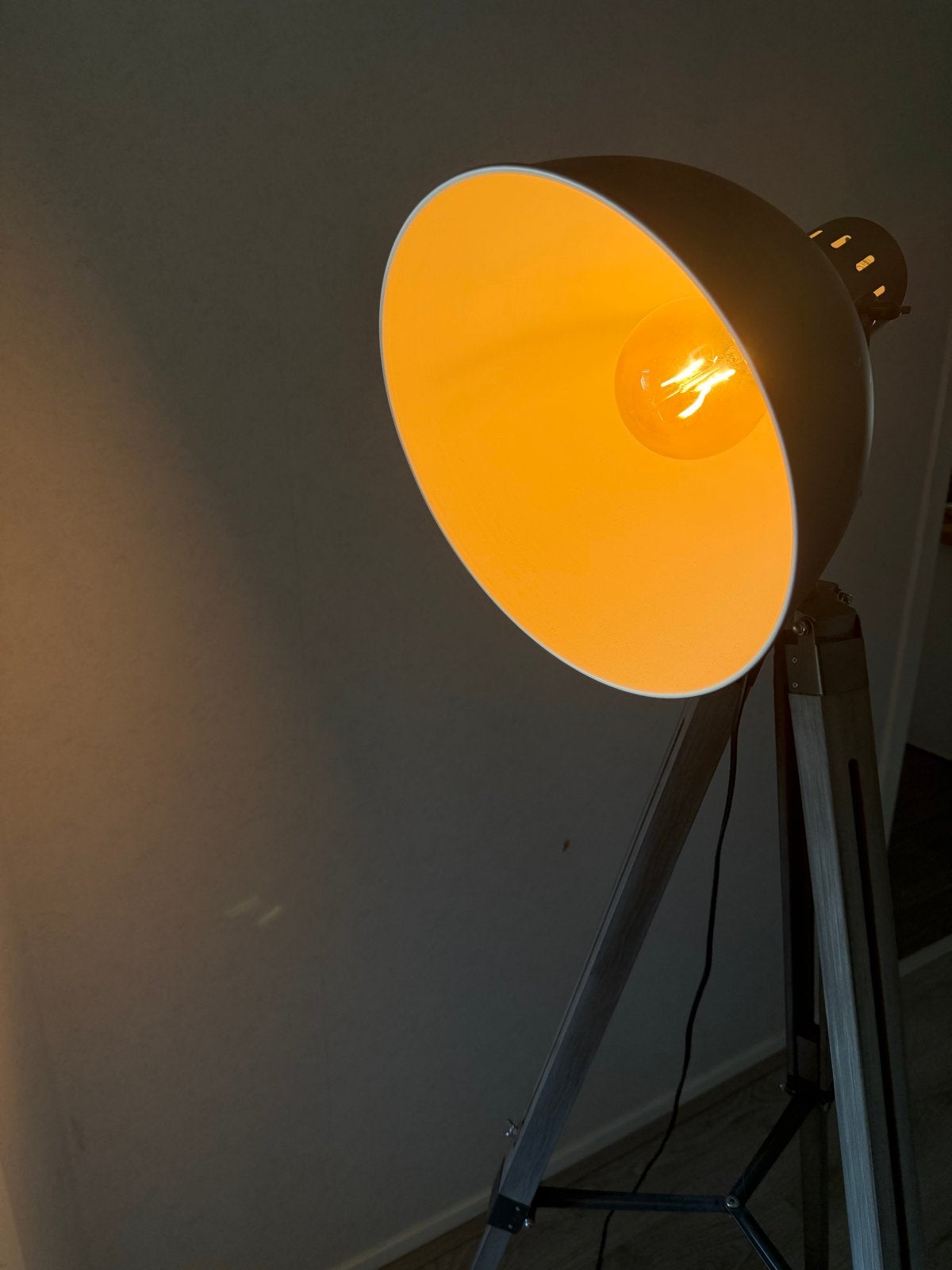 Vloerlamp met houten statief en grijze kap, Huis en Inrichting, Lampen | Vloerlampen, Gebruikt, 100 tot 150 cm, Hout, E27 (groot)