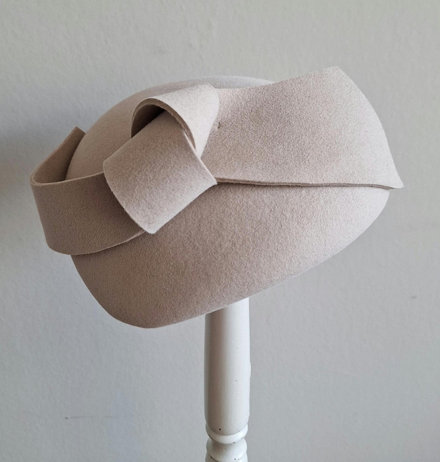 Mooi dopje/ hoedje in beige kit-kleur, Ophalen of Verzenden, Nieuw, One size fits all