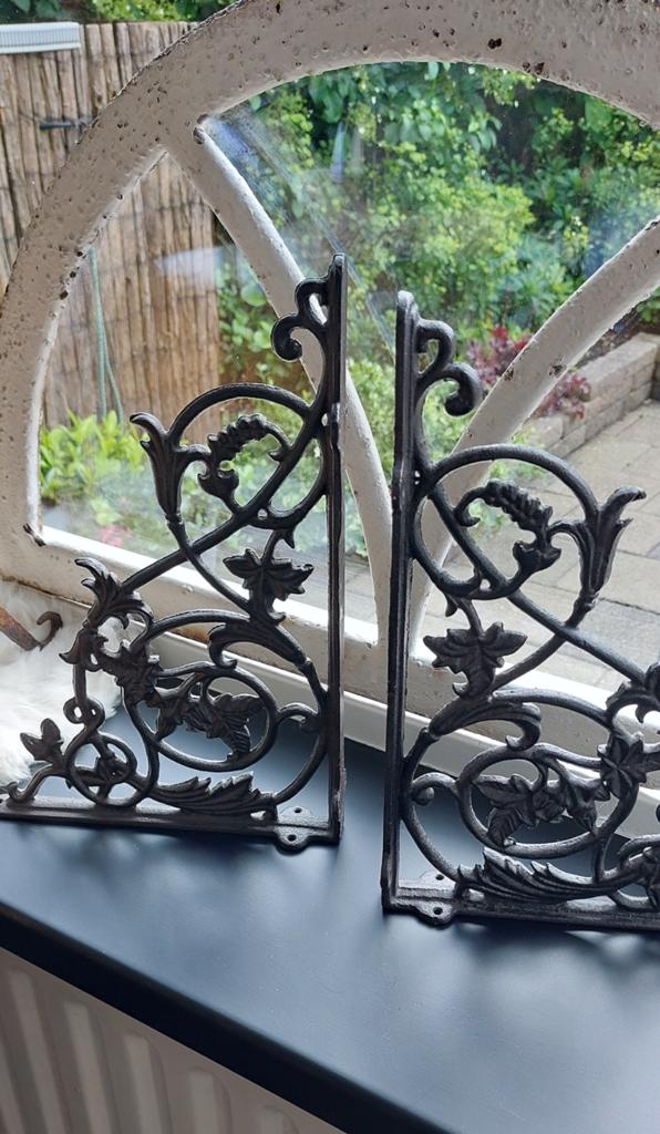 Twee gietijzeren, decoratieve hoeksteunen, Ophalen of Verzenden, Nieuw