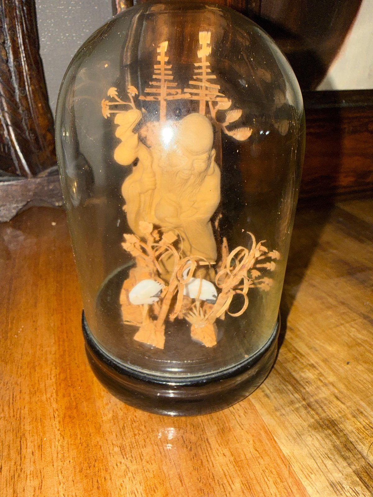 Oude Chinese houten figuur onder glazen stolp, Ophalen of Verzenden
