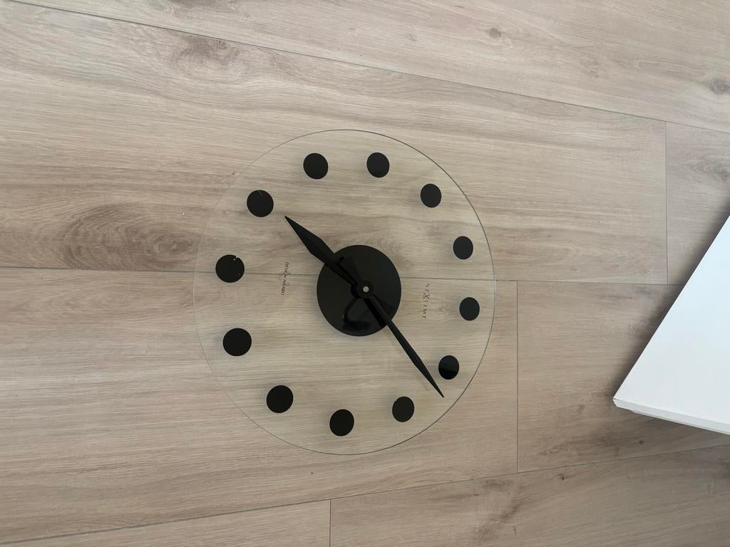 Moderne glazen wandklok - Nextime Design Award, Huis en Inrichting, Woonaccessoires | Klokken, Ophalen, Zo goed als nieuw, Analoog