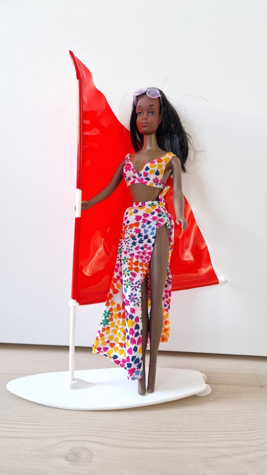 Hawaï Barbie met surfplank, bikini, rok en zonnebril