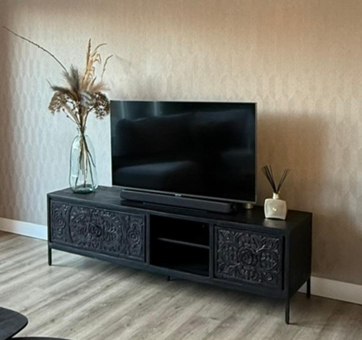 Zwart TV-meubel met sierlijke houtsnijwerk deuren, Ophalen, 150 tot 200 cm, Zo goed als nieuw, Minder dan 100 cm
