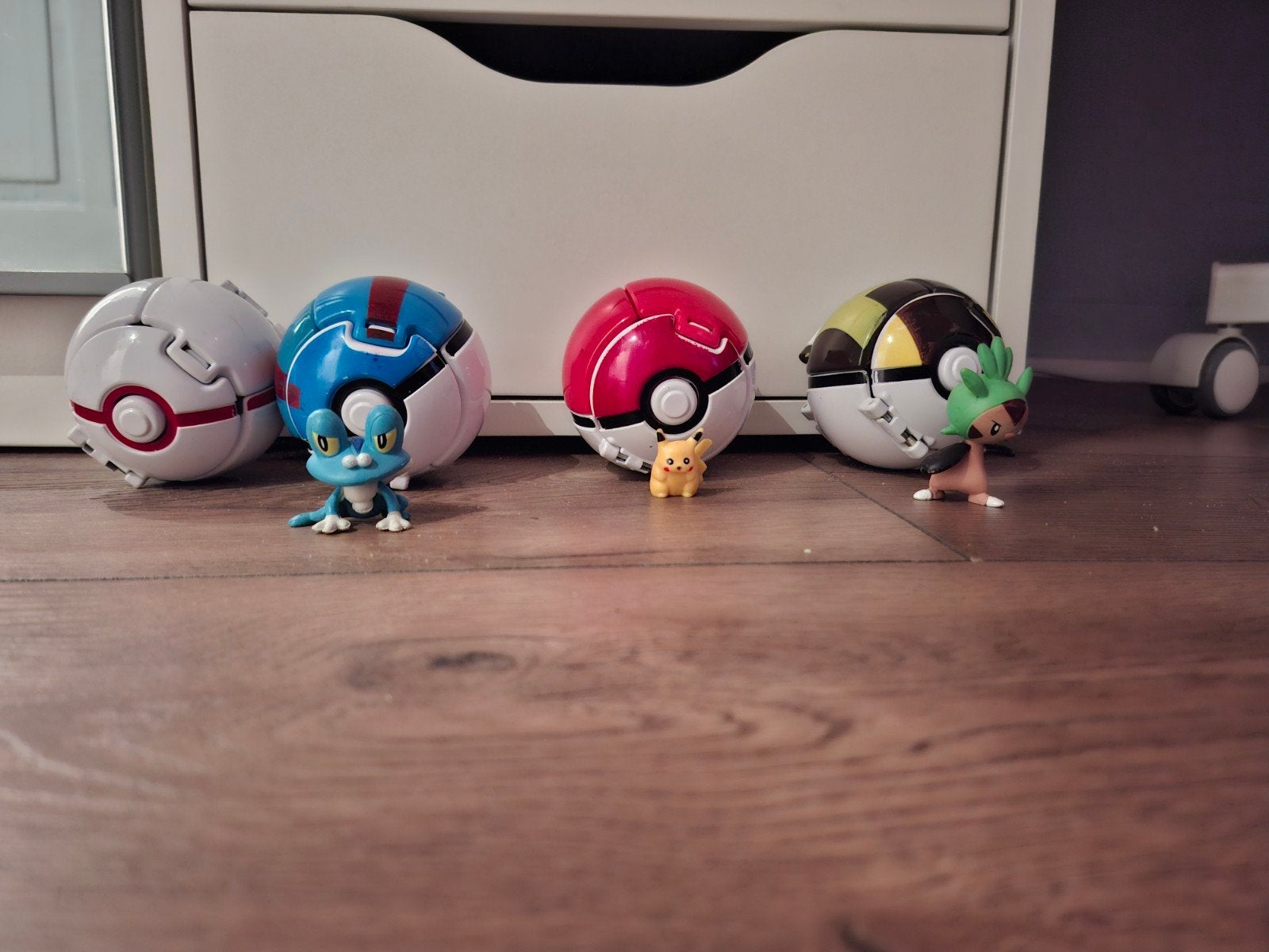 Pokemon ballen uitklapbaar als je ze op de grond gooit, Kinderen en Baby's, Speelgoed | Actiefiguren, Ophalen of Verzenden