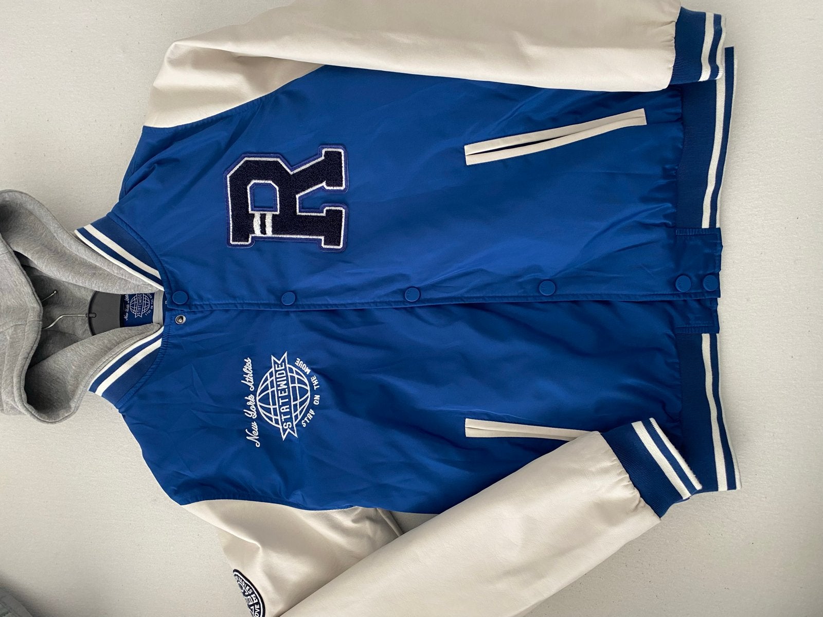 Stoere blauwe varsity jas met capuchon - Maat 176, Ophalen of Verzenden, Zo goed als nieuw, Jongen of Meisje, Jas