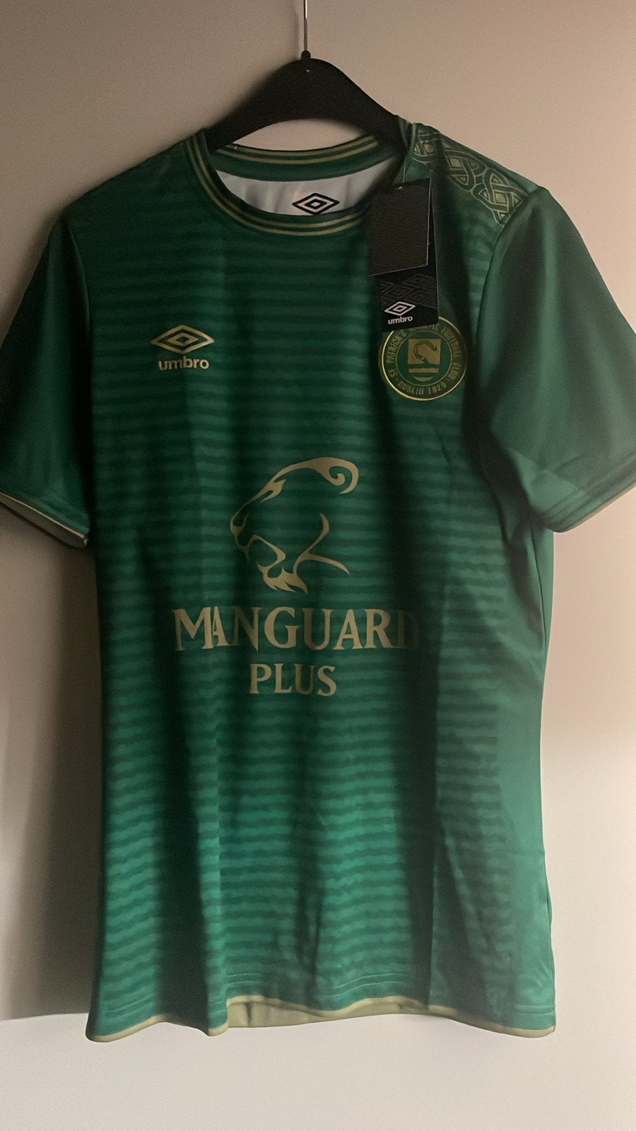 2 shirts: Umbro groen en Adidas Liverpool wit (bundel/los), Ophalen of Verzenden, Zo goed als nieuw, Overige maten, Groen