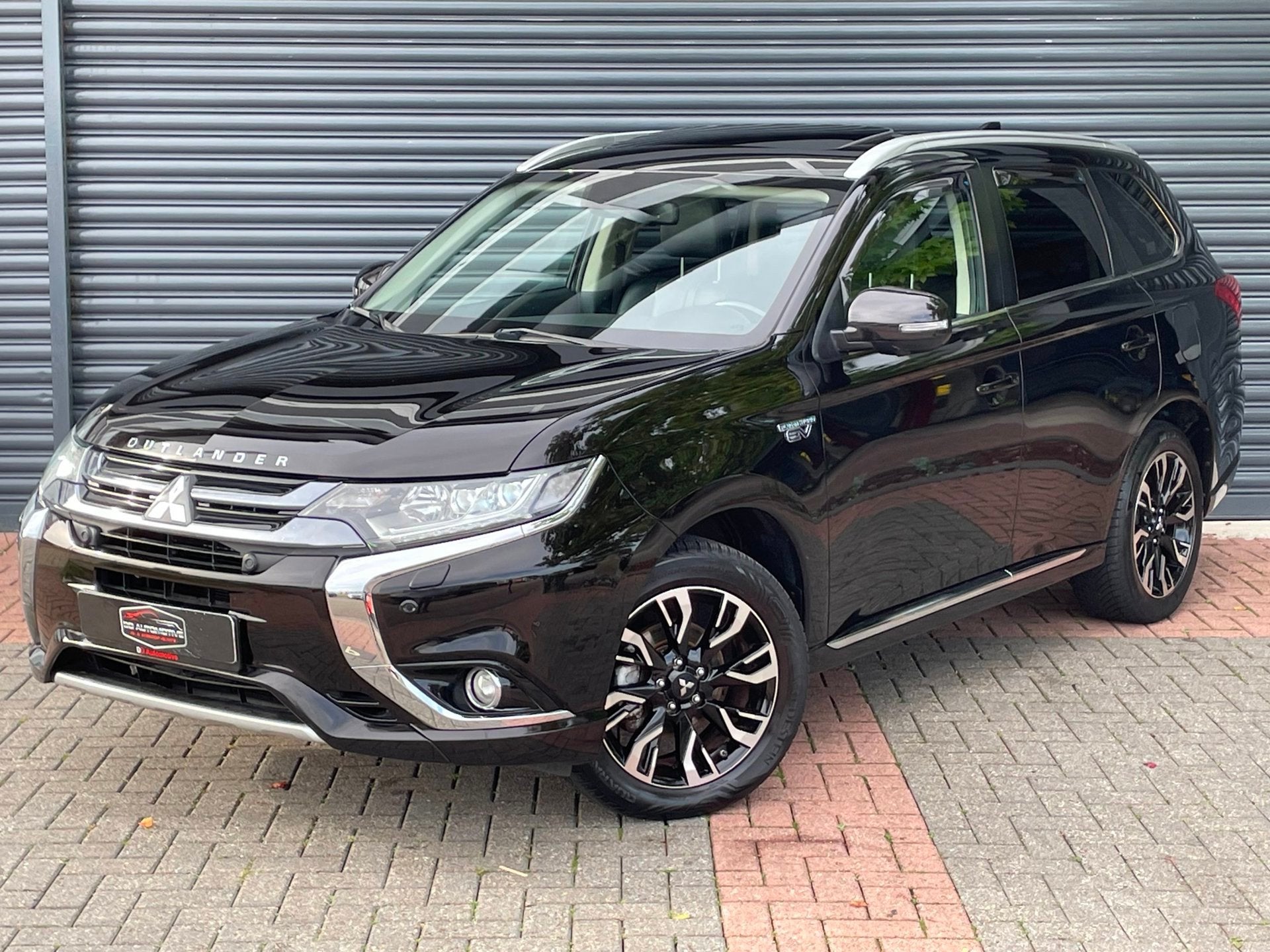 Mitsubishi Outlander 2.0 PHEV Instyle+ Schuifdak | Trekhaak, 4 cilinders, Verwarmde buitenspiegels, 1820 kg, Zwart
