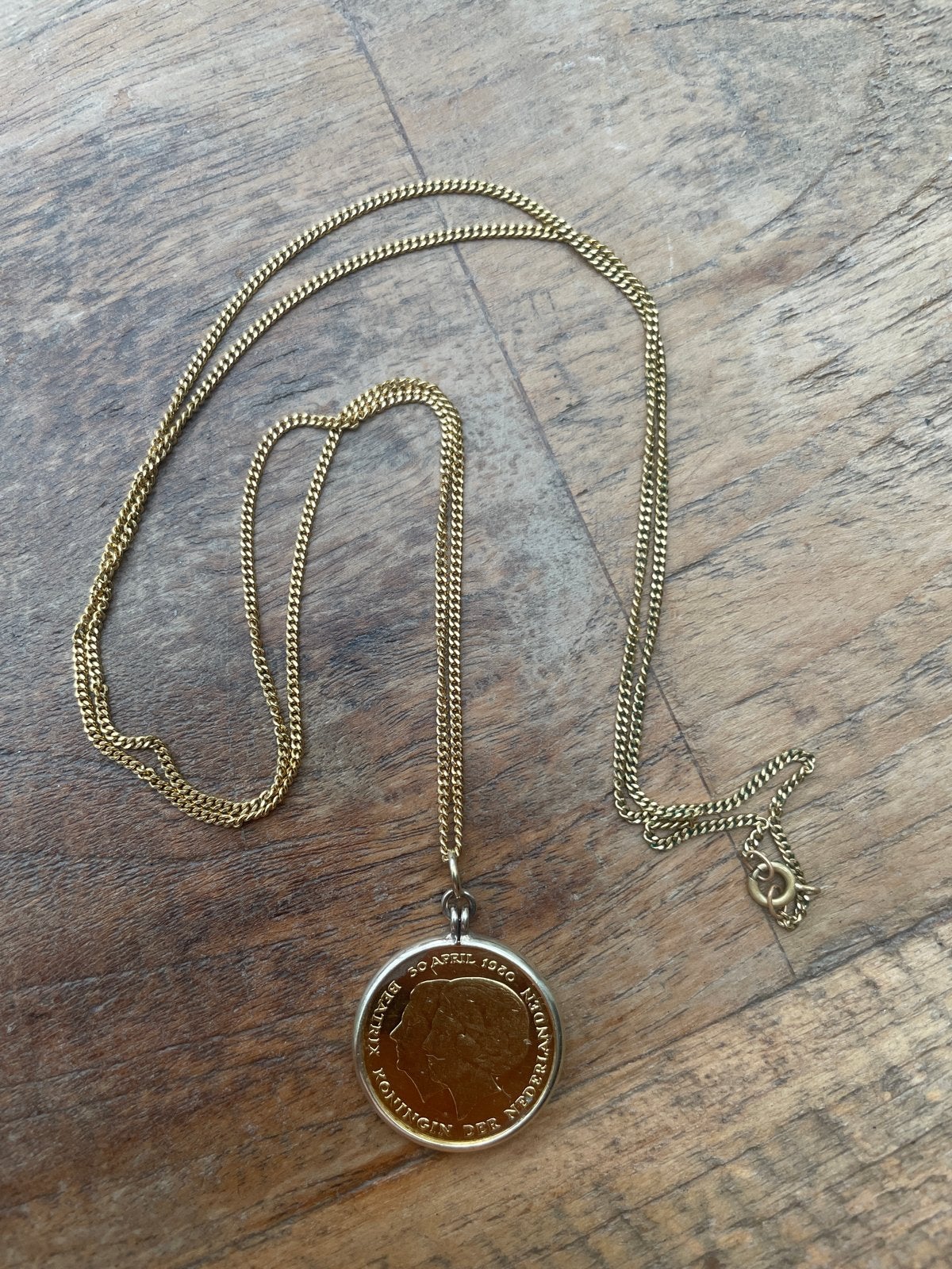 Goudkleurige ketting , hanger van 1 gulden 1980, Ophalen of Verzenden, Gebruikt, Goud, Met hanger