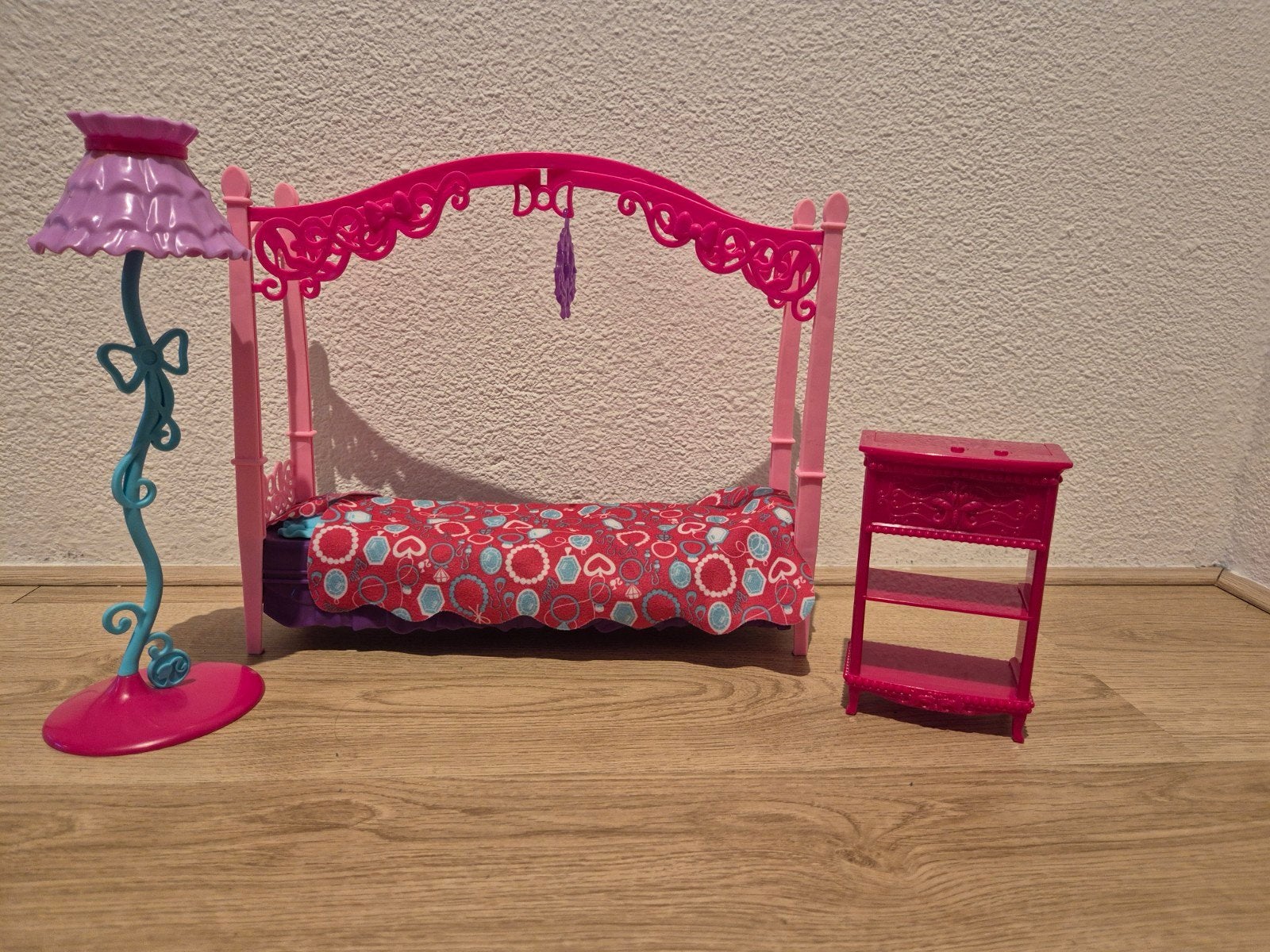 Barbie bed met nachtkastje en lamp, Ophalen of Verzenden, Gebruikt, Barbie