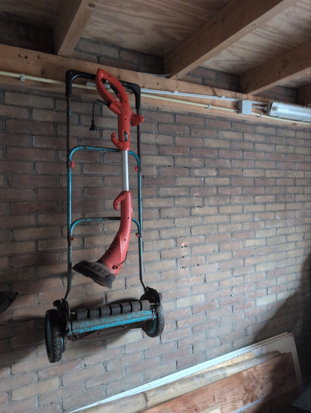 Black & Decker Elektrische gras trimmer en handmaaier, Gebruikt, Elektrische grasmaaier, Minder dan 30 cm, Ophalen of Verzenden