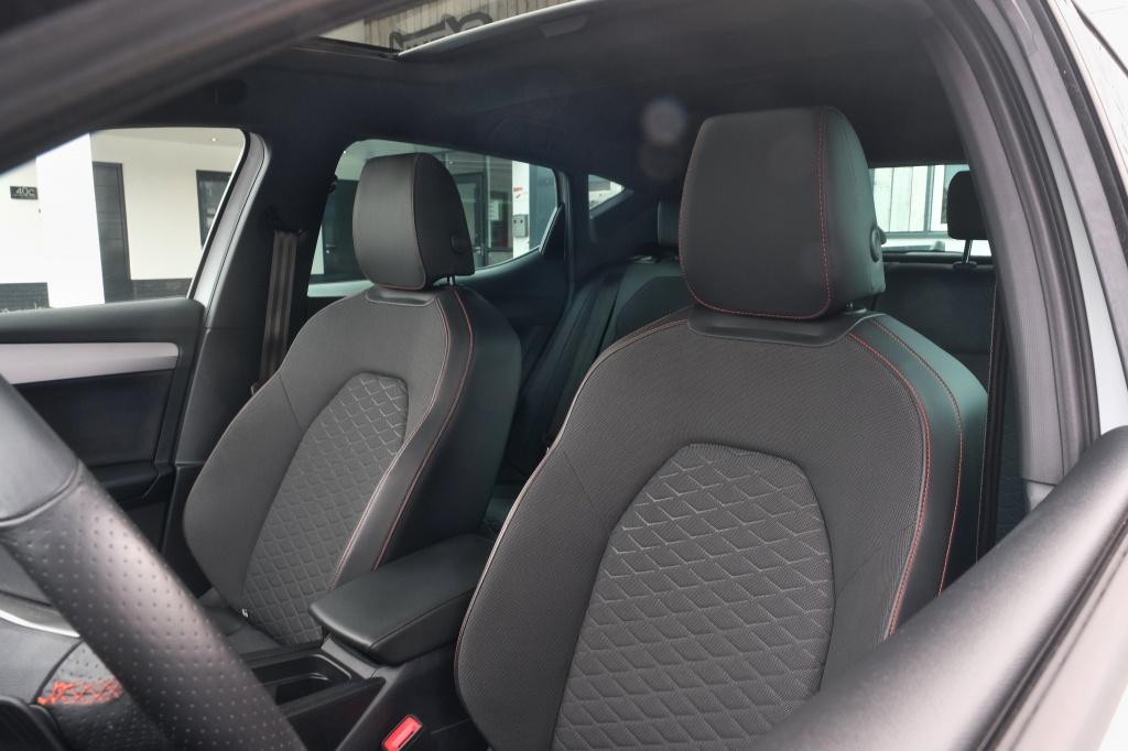 SEAT Leon 1.4 TSI eHy. PHEV FR Pano, Sfeerverl. Camera., Automaat, Gebruikt, Zwart, 4 cilinders