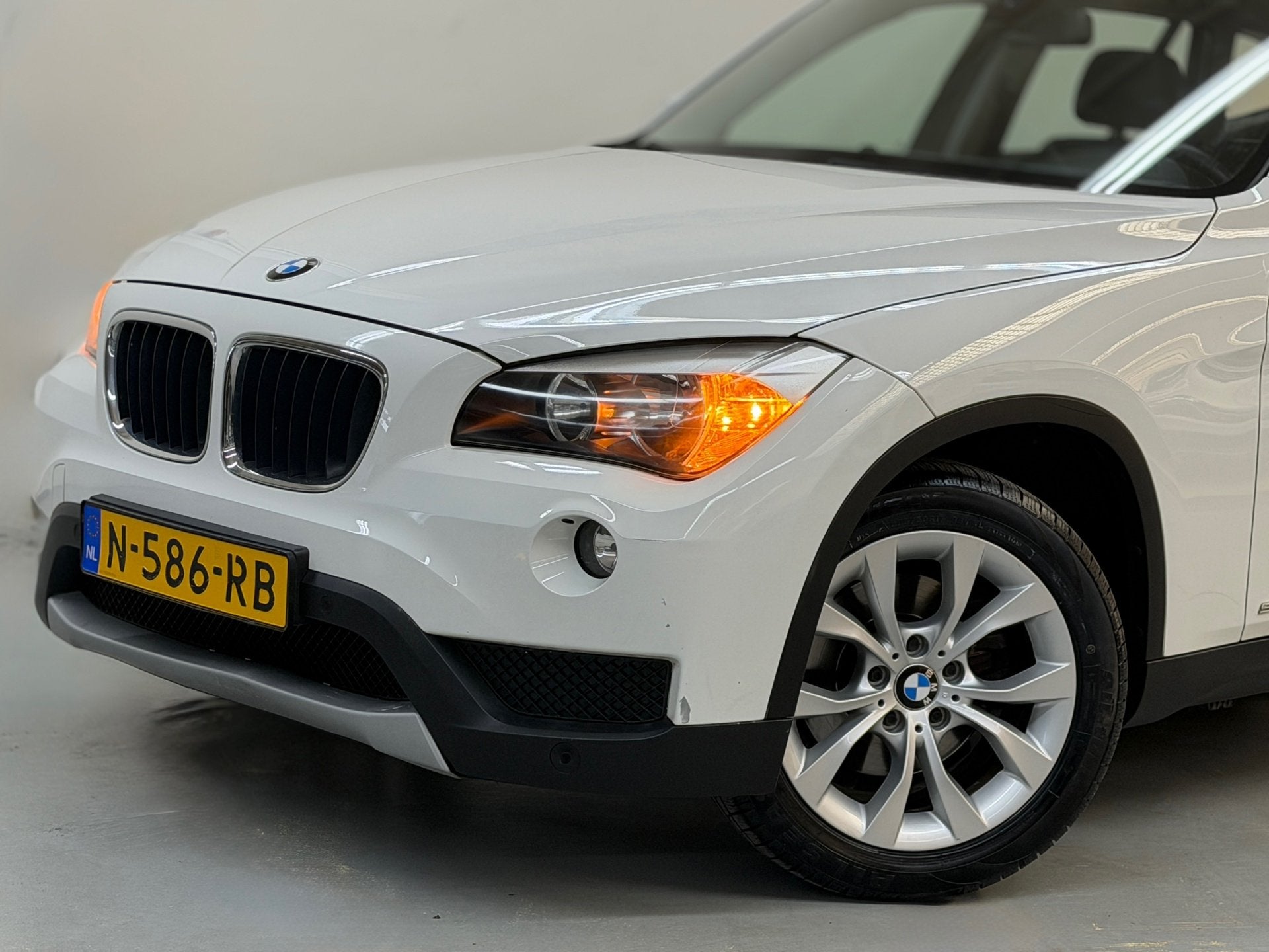 Foto 3 van BMW X1 SDrive18i PANO TREKHAAK NAVI LEDER 4 Niuewe Banden