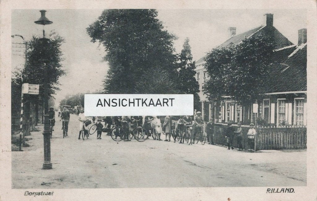 Ansichtkaart Rilland - Dorpstraat - fraai dorpsbeeld - volk, Ophalen of Verzenden, 1920 tot 1940, Gelopen, Zeeland