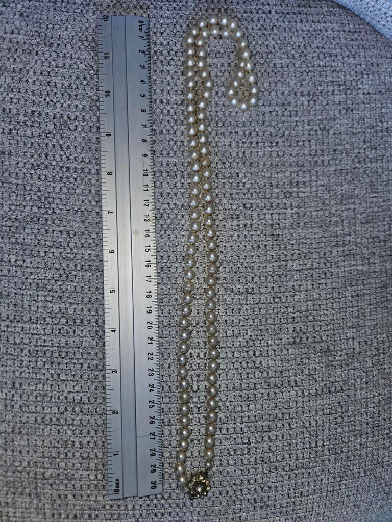 Elegante parelketting met slotje, Kunststof, Beige, Ophalen of Verzenden, Zo goed als nieuw