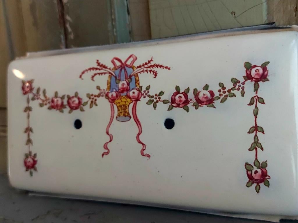 Antiek emaille plaat ,wit met roze bloemetjes in mand, Ophalen