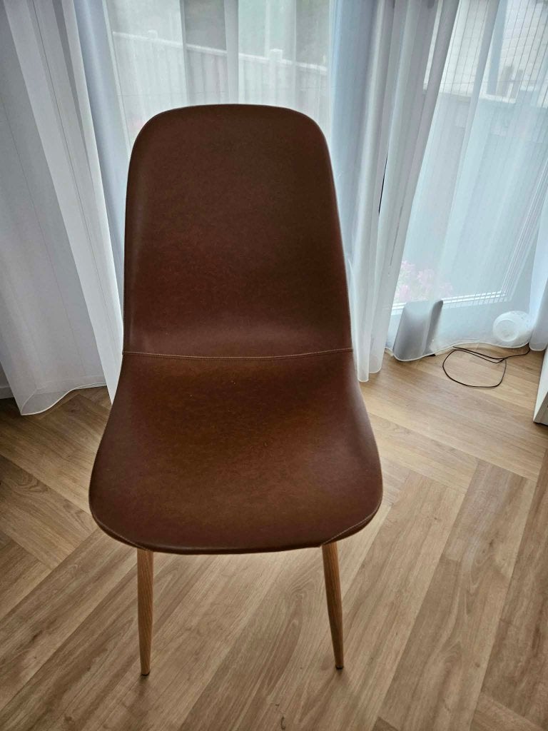 Moderne bruine stoel met houten poten, Huis en Inrichting, Stoelen, Ophalen, Twee, Bruin, Zo goed als nieuw