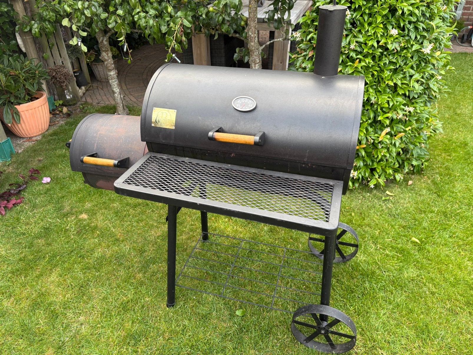 Barbecue / smoker i.g.st. met hoes, Ophalen, Gebruikt