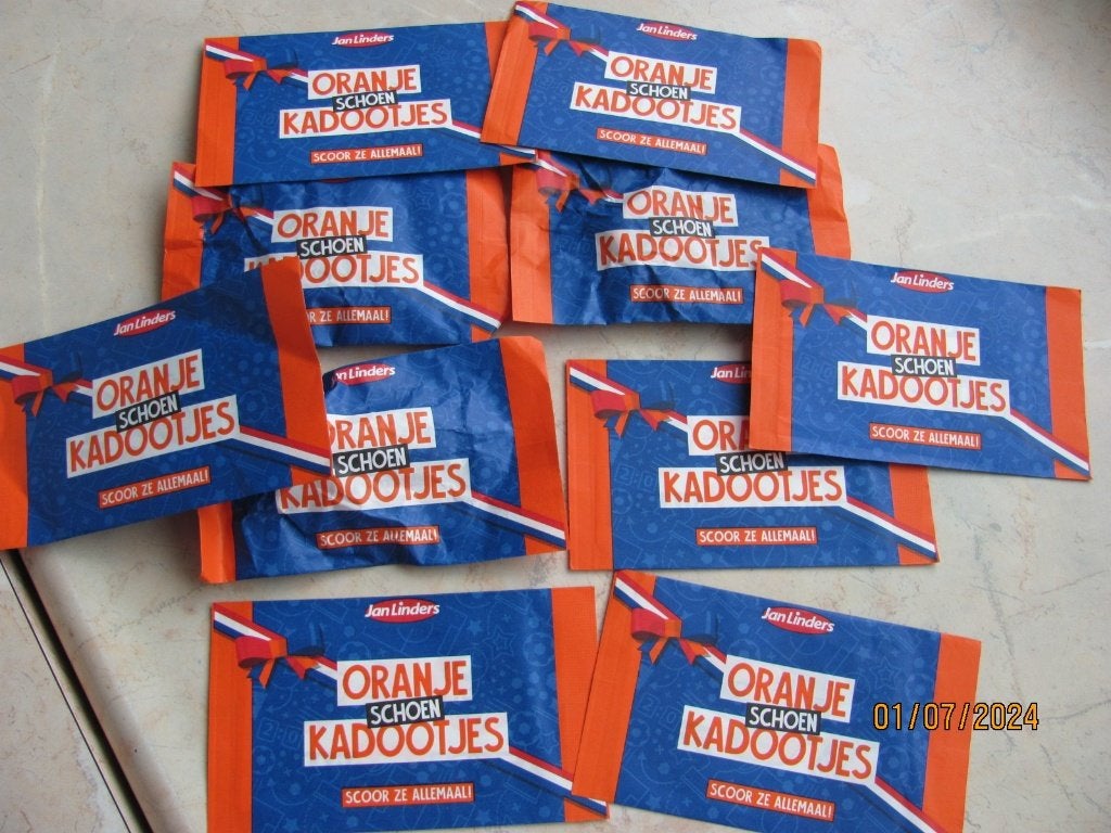 NIEUW 10x ORANJE supermarkt Linders VOETBAL schoen KADOOTJES, Verzamelen, Supermarktacties, Overige supermarkten, Ophalen of Verzenden