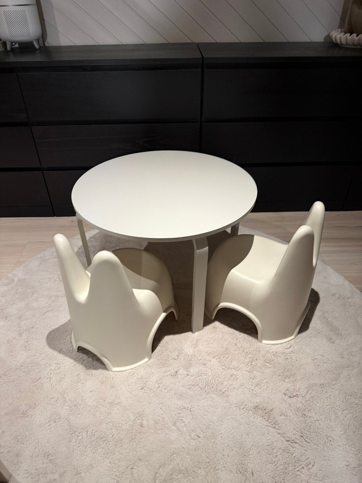 Kindertafel en twee stoelen creme beige bloomingville, Ophalen, Zo goed als nieuw, Rechthoekig, 50 tot 100 cm