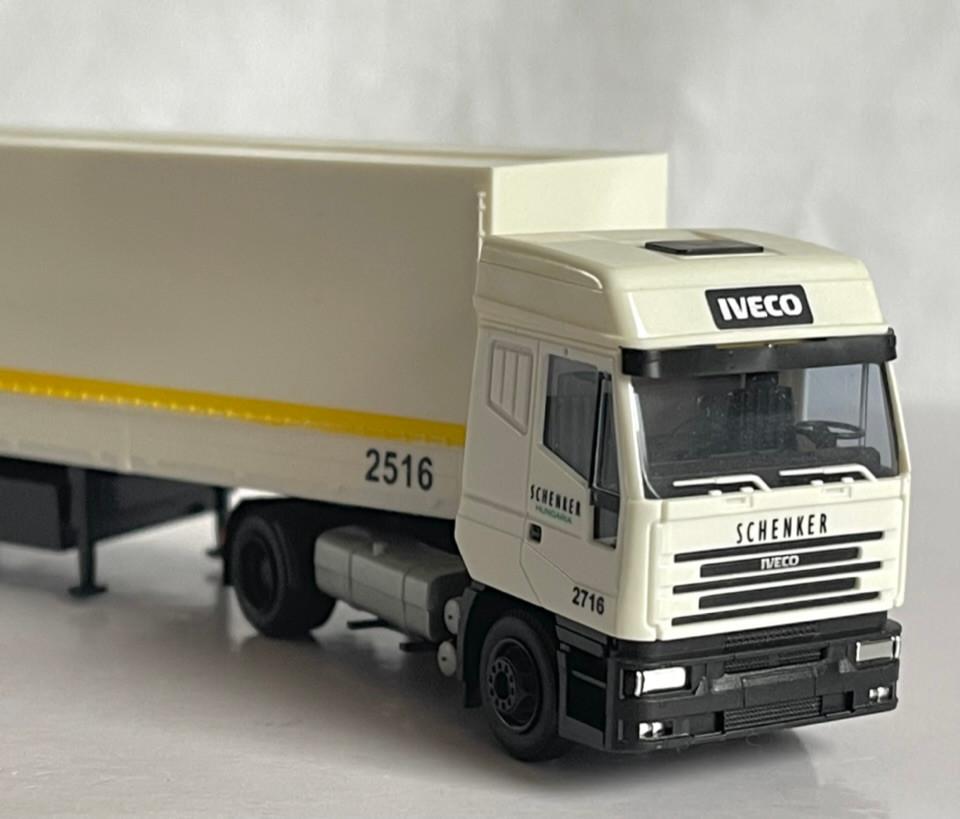 AWM 70658: Iveco EuroStar met huifoplegger Schenker Hungaria, Hobby en Vrije tijd, Modelauto's | 1:87, Ophalen of Verzenden, Zo goed als nieuw
