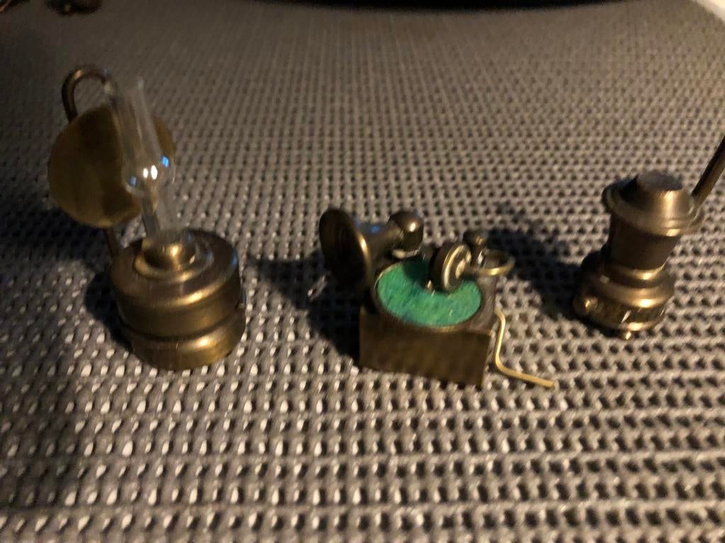 Drie antieke miniatuurtjes: olielamp, grammofoon, lantaarn, Verzamelen, Poppetjes en Figuurtjes, Gebruikt, Ophalen of Verzenden