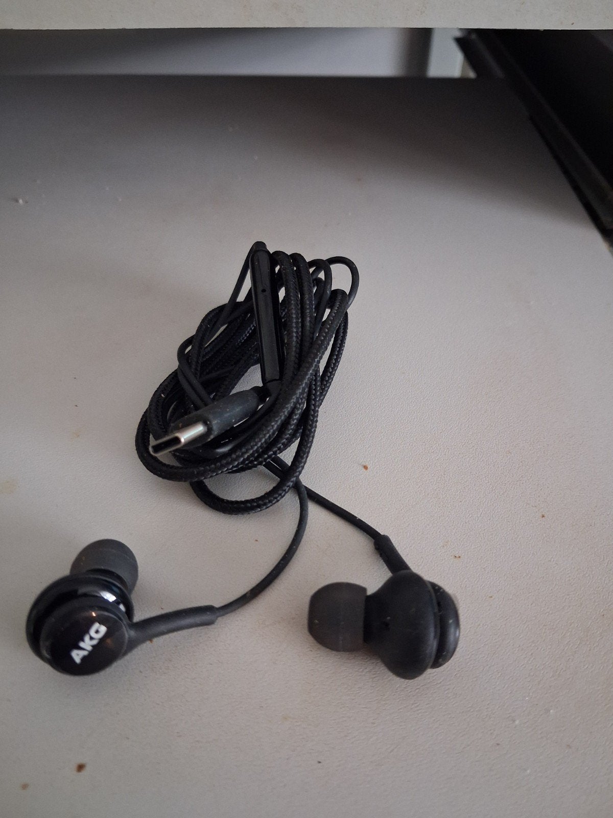 AKG In-ear koptelefoon met microfoon, zwart