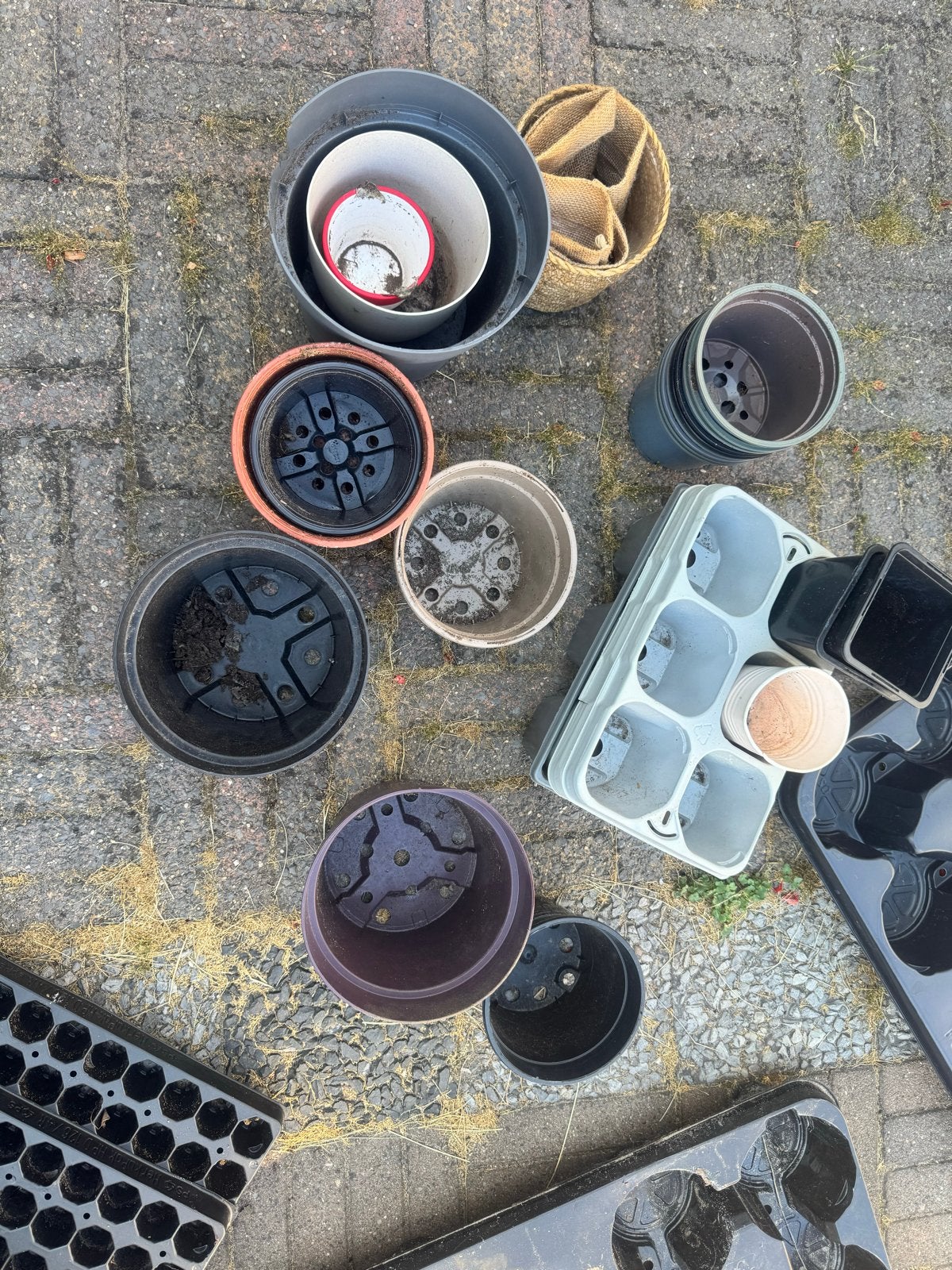 Diverse plastic bloempotten en kweekbakken, Tuin en Terras, Bloempotten, Ophalen, Kunststof, Gebruikt, Rond