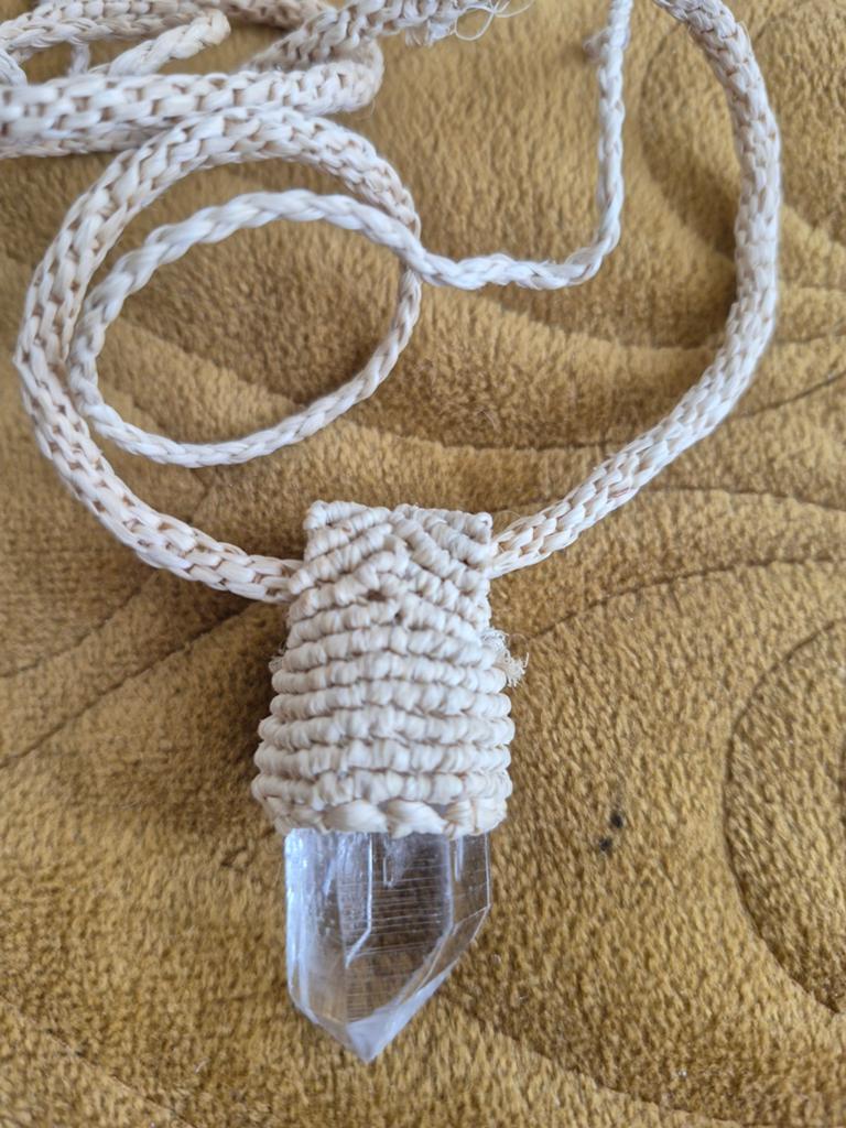 Unieke geweven ketting met bergkristal native tribe equador, Ophalen of Verzenden, Nieuw, Steen of Mineraal