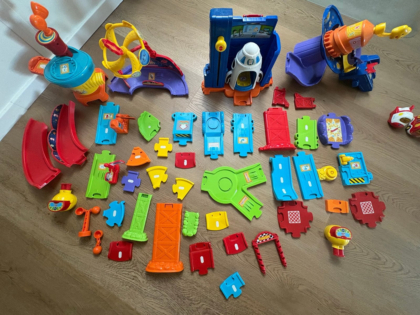 VTech Toet Toet Auto's Ruimtestation en Vliegveld, Ophalen, Gebruikt, 6 maanden tot 2 jaar