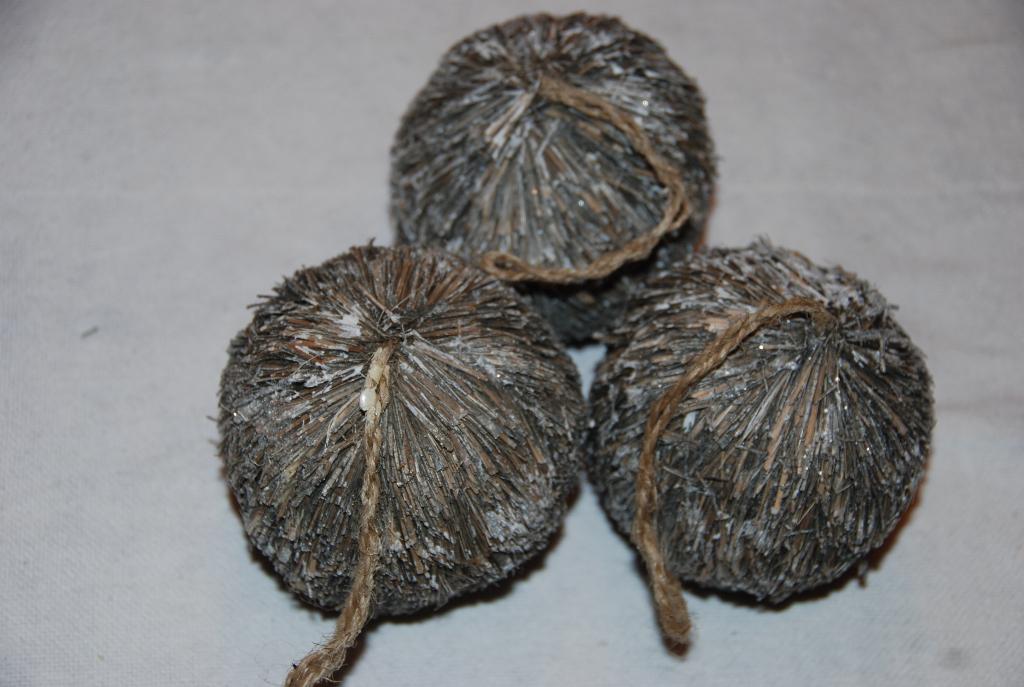 Ballen of bollen met grijze haartjes ter decoratie., Huis en Inrichting, Woonaccessoires | Overige, Ophalen of Verzenden, Zo goed als nieuw