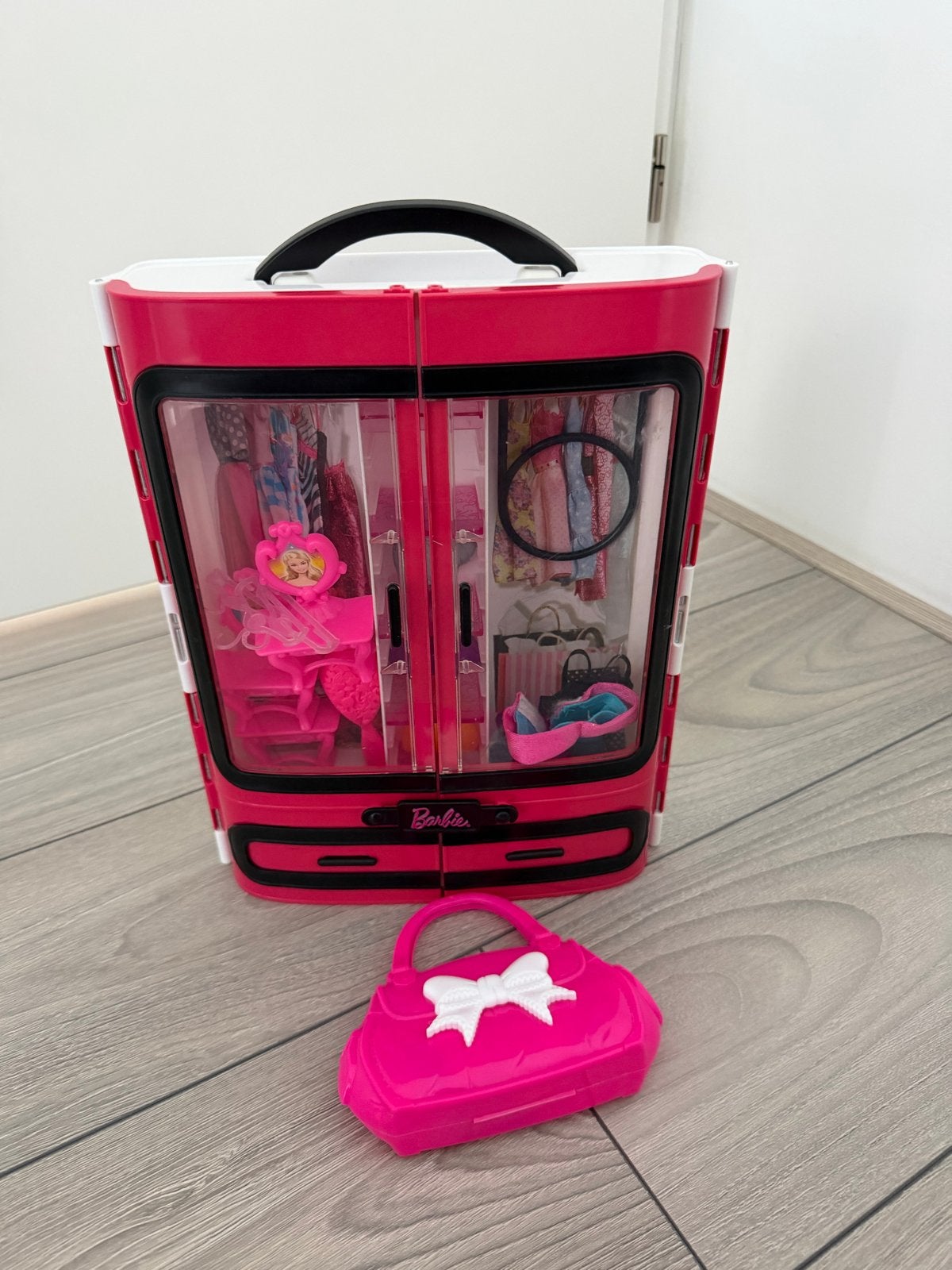 Barbie Kledingkast met accessoires en kleding, Ophalen of Verzenden, Gebruikt, Barbie