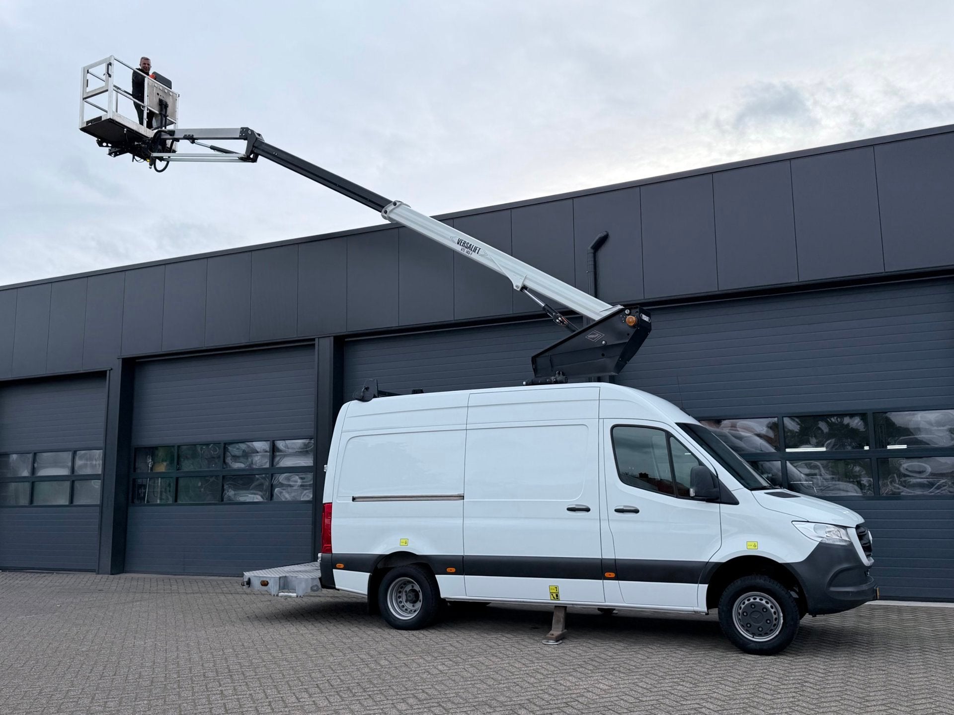 Mercedes-Benz Sprinter 516 L2H2 | Versalift VTL-145-F, Auto's, Achterwielaandrijving, Bedrijf, 2 stoelen, Geïmporteerd