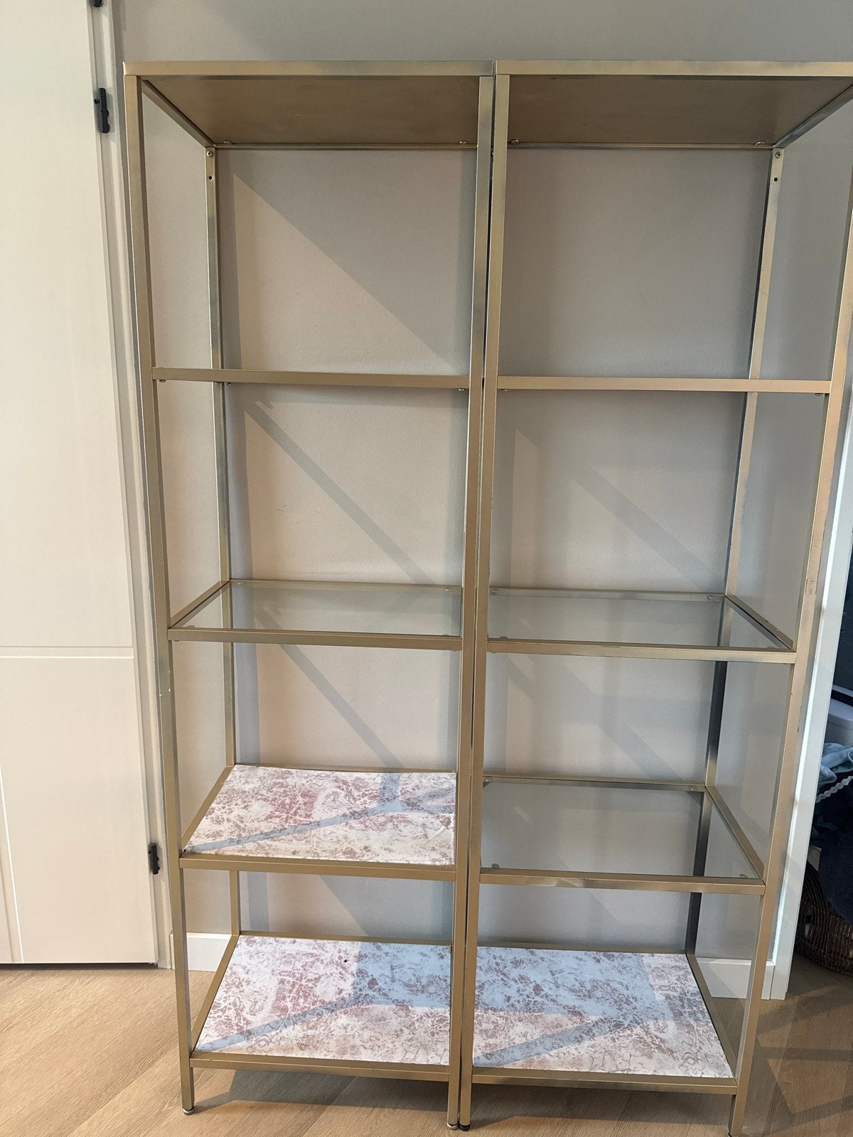 Ikea VITTSJÖ Gouden Boekenkast met Marmerlook Planken, Ophalen, Met plank(en), Gebruikt, 50 tot 100 cm