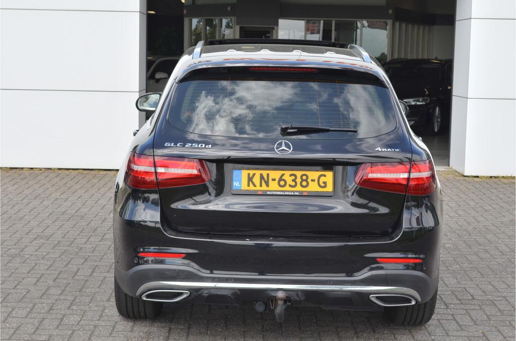 Mercedes-Benz GLC 250 d 4MATIC AMG Panoramdak | Distronic pl, Auto's, Mercedes-Benz, Automaat, Stof, Gebruikt, Zwart