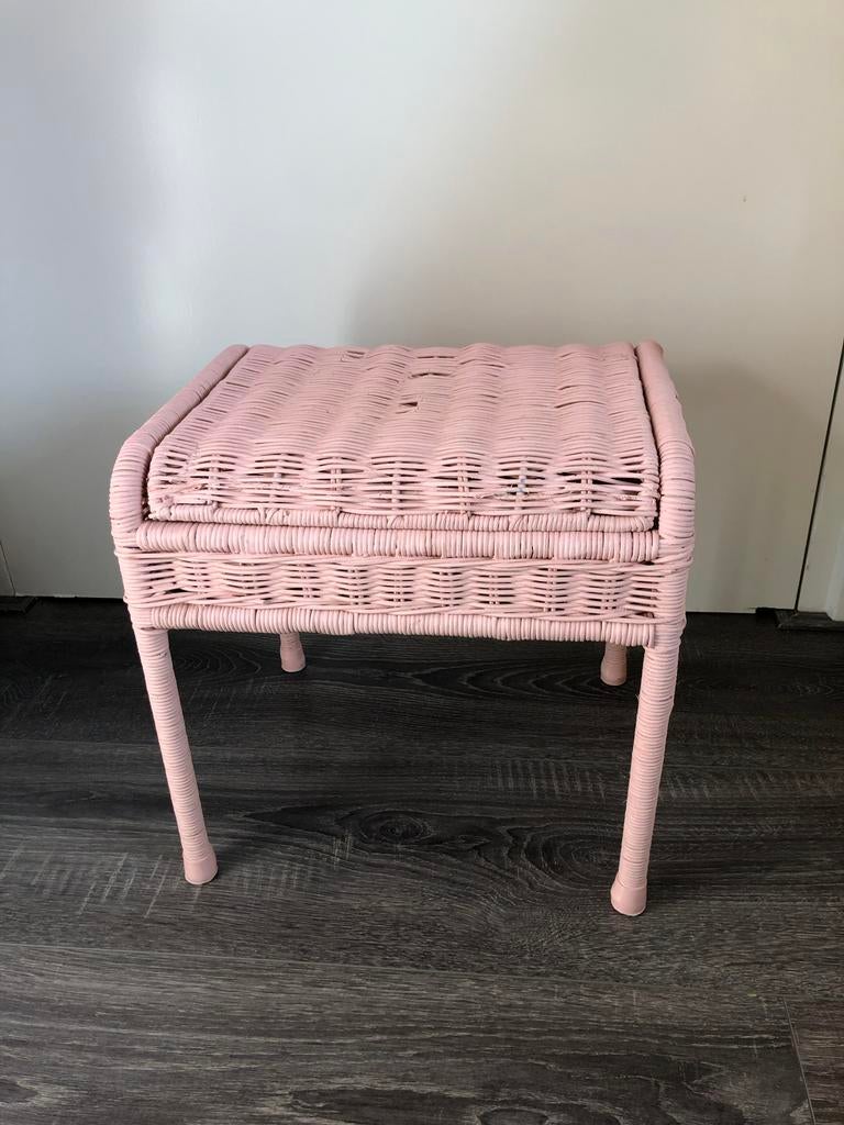 Roze rieten bijzettafel stoeltje met opbergruimte Olli Ella, Huis en Inrichting, Tafels | Bijzettafels, Ophalen, Minder dan 55 cm