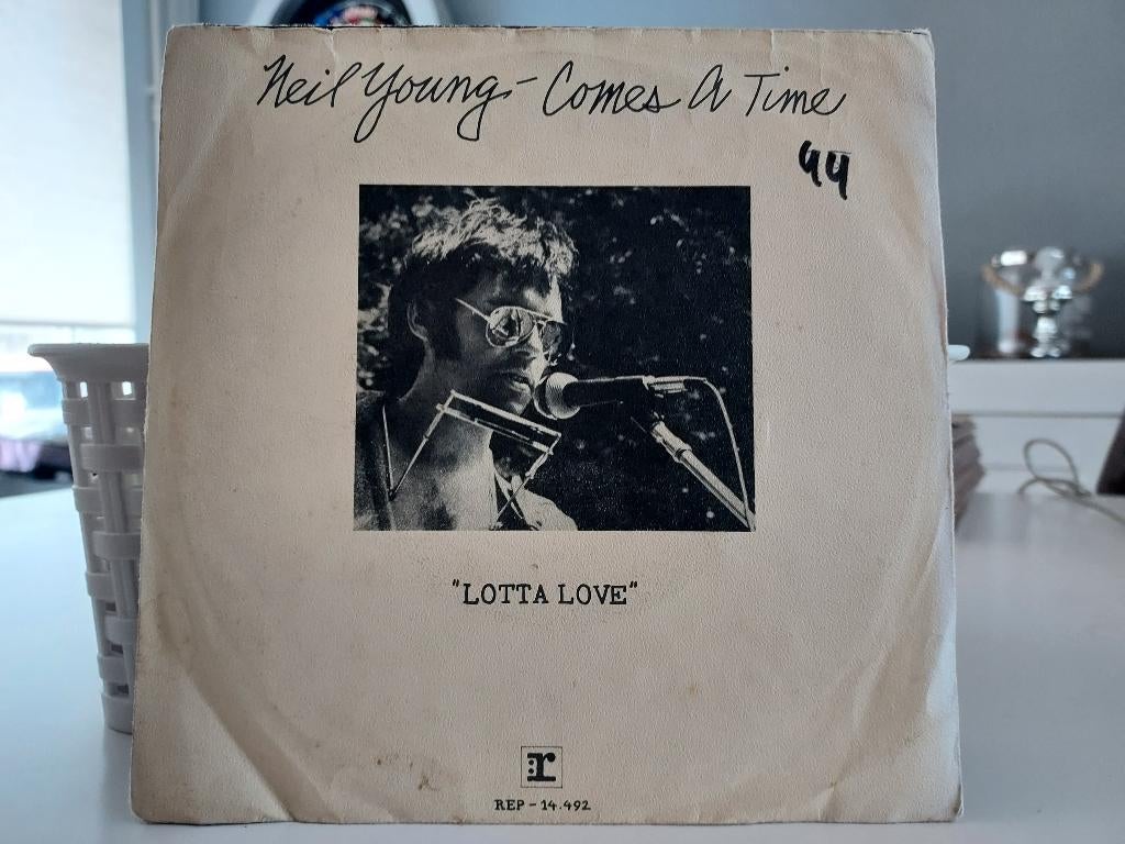 7" Single Neil Young - Comes A Time / Lotta Love, Cd's en Dvd's, Vinyl Singles, Gebruikt, 7 inch, Single, Ophalen of Verzenden